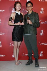 组图：熊黛林携手张智霖出席活动 大露背打扮抢镜