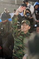 高清组图：韩星李准基退伍现场 千名粉丝迎接