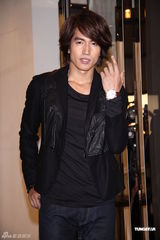 组图：言承旭剃须变清爽 否认与林志玲秘婚