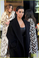 组图：卡戴珊穿低胸装逛街 姐妹将脏话喷上大衣