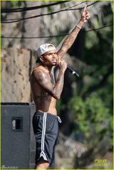 组图：坏小子布朗激情献唱 裸上身秀腹肌纹身