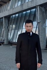 组图：张洪睿黑帮经典造型 尽显优雅熟男风范