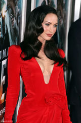 幻灯图集：梅根-福克斯新片首映 爆乳装大送飞吻