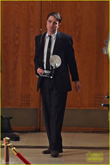 组图：暮光男新片变名摄影师 片场与女演员说笑