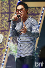 组图：EXO与Apink助阵颁奖礼 f(x)水晶捧奖