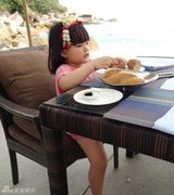 组图：Angela生活照宛若时装秀 超萌小妞爱发箍