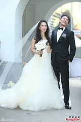 组图：张震大婚献吻娇妻 亲手为新娘提裙摆