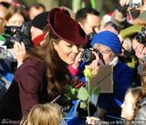 组图：凯特王妃枣红套装亮相英国王室圣诞活动