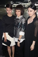 组图：袁泉关之琳优雅亮相盛典 体验极限试驾