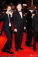 组图：爱德华-诺顿与未婚妻珊娜亮相开幕红毯