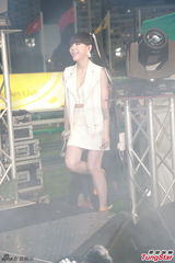 组图：吴莫愁亮相音乐派对 色调亮眼纹身抢镜