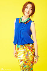 组图：张俪写真海蓝迷情演绎都市新女性