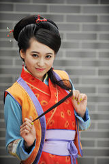 组图：《十五贯》横店热拍 梁冠华甄锡华服美饰