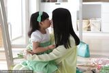 组图：王诗龄与妈妈360度亲吻 李湘表情享受