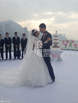 独家：直击刘璇王弢浪漫海上婚礼 新人深情拥吻