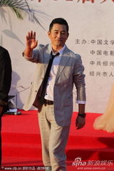 组图：王志飞等《雨中的树》剧组成员亮相百花红毯