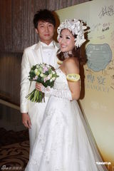 组图：洪天明周家蔚婚纱秀大方热吻 不急结婚生子