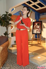 组图：曾宝仪亲吻迟来金钟奖 避谈父亲辞会长