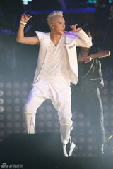 组图：韩庚个唱上演万人大合唱 与女舞者挑逗热舞