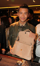 高清图：黄晓明为妈妈买包 呼吁健全演员安全保障