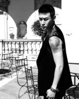 组图：陆毅米兰写真展露性感迷人气息