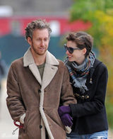 组图：安妮-海瑟薇与丈夫甜蜜轧马路