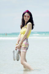 组图：余雨热带风情大片 秀美腿变性感潮妹