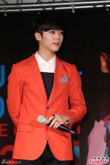 组图：Bii演唱会将与母相聚 撇整形自嘲有雀斑