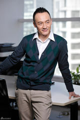 组图：魏春光秋日写真 尽显温暖熟男魅力