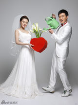 组图：佟大为关悦甜蜜写真出炉 母亲节倾情代言