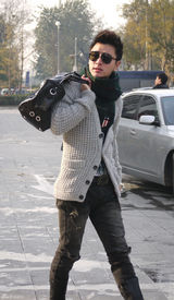 高清图：贾乃亮街拍LOOK开衫毛衣搭配温暖围巾