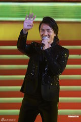 组图：郑丹瑞林珊珊开唱 感激林子祥叶德娴帮助