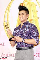 组图：吴奇隆亮相台湾金钟奖 将担任颁奖嘉宾