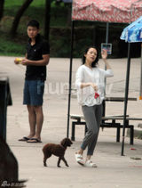 组图：撒贝宁穿情侣鞋探班章子怡 清凉玩漂流