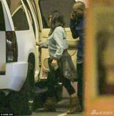 组图：卡戴珊产女后首露面 现身洛杉矶容光焕发