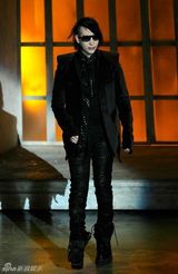 组图：卡梅隆诺兰齐聚尖叫奖 舞台焚人触目惊心