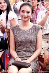 组图：兽兽亮相车展温婉可人 着连衣短裙险走光