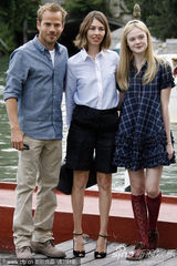 高清图组：《在某处》亮相 童星艾丽-范宁可爱登台