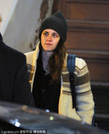 组图：斯图尔特街头拍电影 素颜出镜显憔悴