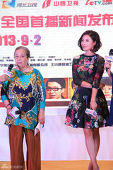 组图：王雅捷透视装露黑色内衣小秀性感