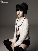 组图：文根英拍新广告写真 秋冬造型显熟女魅力