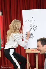 组图：布莱克-莱弗利脱口秀尴尬涂鸦