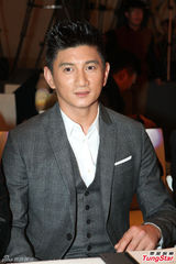 组图：吴奇隆轻松当老板 赚钱不耽误拍戏