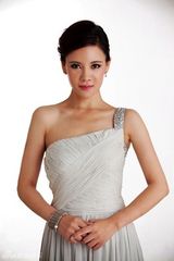 组图：何佳怡时装写真曝光 演绎百变女王视觉盛宴