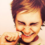 组图： 艾玛登《Elle》封面 可爱表情展小女人风情