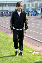 组图：80后明星足球队北大比赛 苏醒王啸坤等助阵