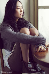 组图：童瑶街拍写真曝光 享受咖啡馆的慵懒午后