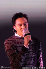 组图：张智霖印花衫亮相 被美女空姐夹击享艳福