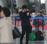 组图：撒贝宁独自现身机场 全程打电话走错路