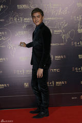 组图：吴镇宇时尚盛典帅气 钟丽缇绿裙秀性感